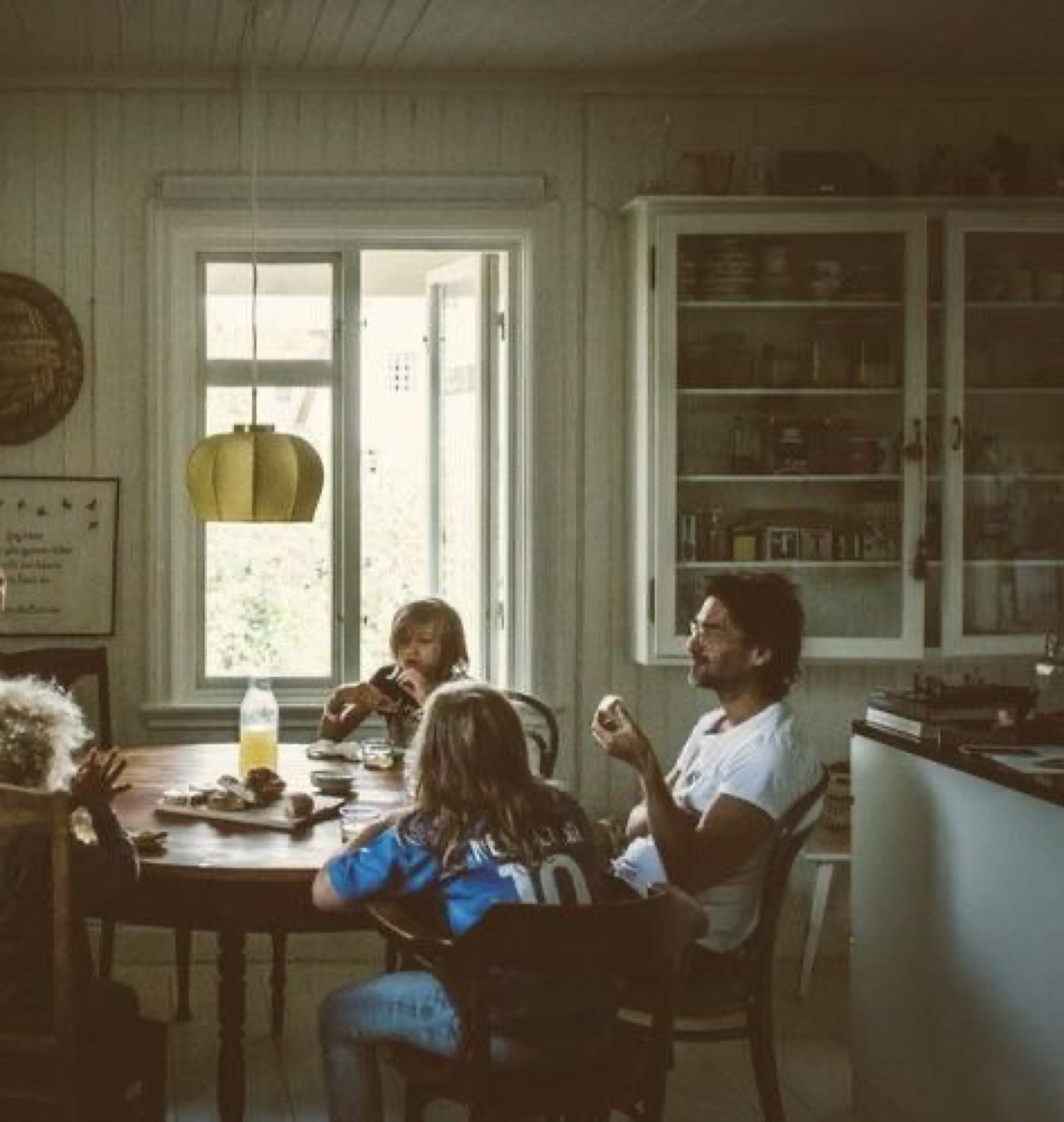 Familia desayunando junta en la cocina, sin moviles en la mesa
