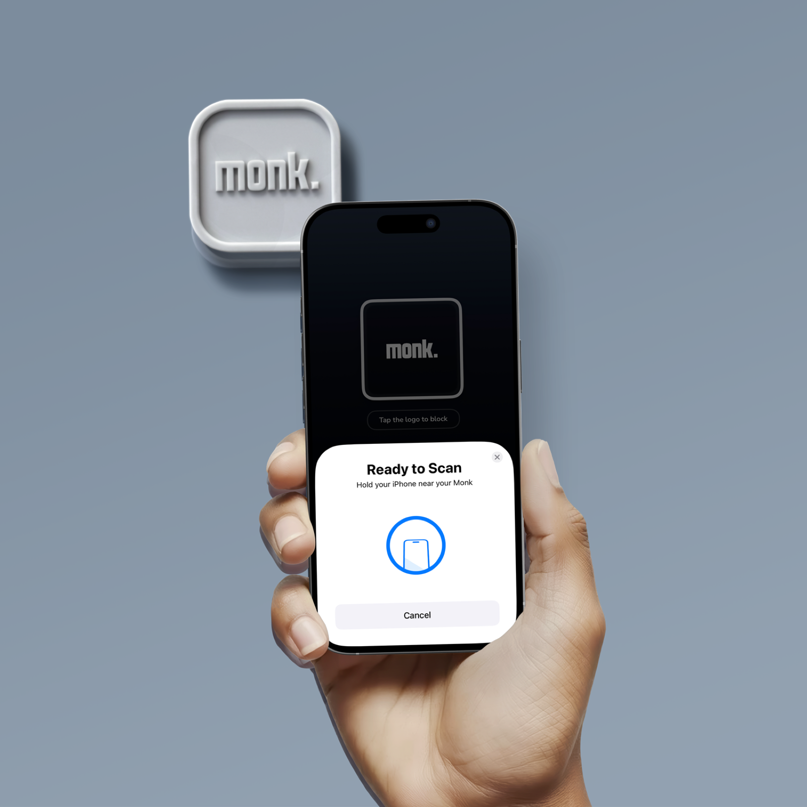Mano sosteniendo un iPhone en la pantalla Ready to Scan junto al Monk