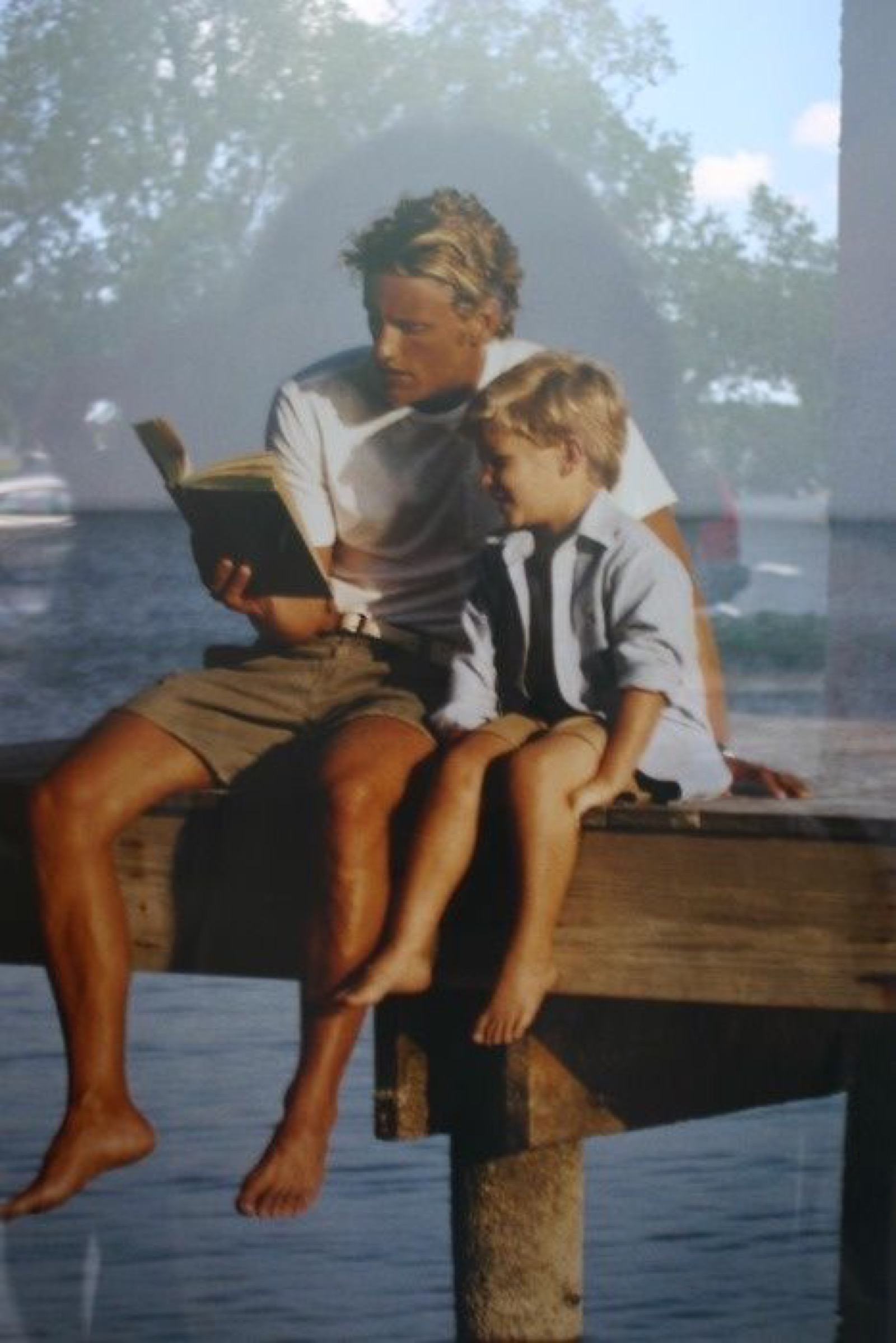 Padre e hijo leyendo juntos, un momento de conexion y atencion